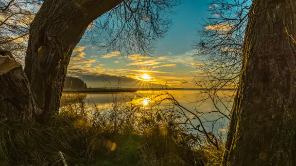 Wschód słońca nad jeziorem Dobskim, listopad 2023 r.