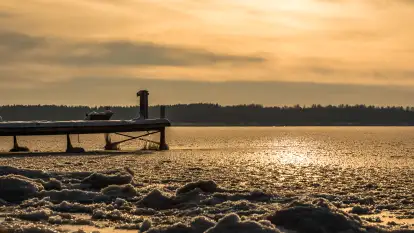 Uroki zimy nad jeziorem Dargin w porcie Dziki Harsz