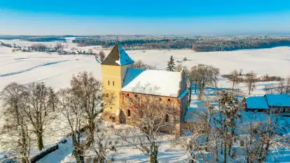 Zamek Krzyżacki, a teraz kościół w Bezławkach w zimowej scenerii, styczeń 2024 r.