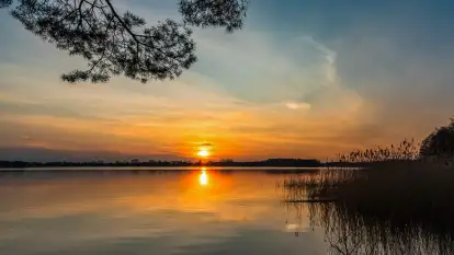 Zachód słońca nad jeziorem Tajty, marzec 2024 r.