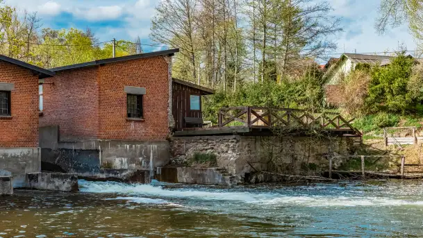 Zabytkowy młyn wodny przy Krutyni, kwiecień 2024 r. - zdjęcie 3