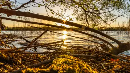 Zachód słońca nad jeziorem Salęt, kwiecień 2024 r.