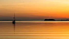 Zachód słońca nad jeziorem Dargin z komarami w planie - zdjęcie 1