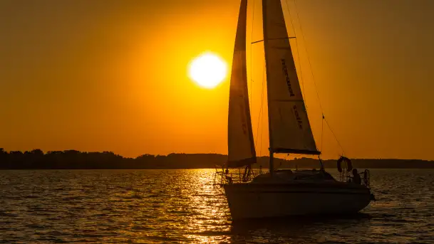 Mazury przed zachodem słońca nad jeziorem Śniardwy i Mikołajskie, wrzesień 2024 r.