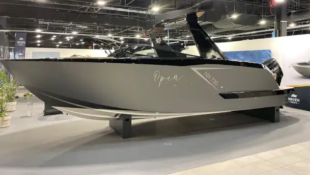 Nowoczesne rozwiązania połączone z tradycyjną techniką rzemieślniczą. Nikhen Yachts z nowymi modelami- NH 730 OPEN i NH 770 GRAN - zdjęcie 11