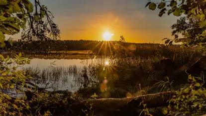 Wschód słońca nad jeziorem Iławki, październik 2024 r.