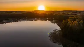 Jezioro Iławki z lotu ptaka o wschodzie słońca, październik 2024 r. - zdjęcie 26