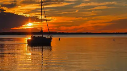 Zachód słońca nad jeziorem Dargin, port Dziki Harsz