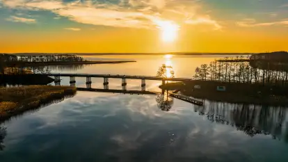 Wschód słońca nad jeziorem Dargin, most Sztynorcki, grudzień 2024 r.