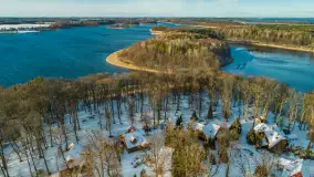 Jezioro Kisajno, Tajty, Piękna Góra w zimowej scenerii z drona - zdjęcie 36