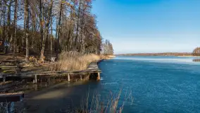 Przedwiośnie na przystani Leśny Zakątek, jezioro Mamry, marzec 2025 r. - zdjęcie 16