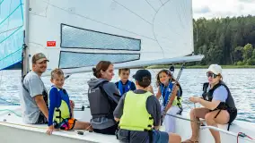 Młodzi adepci żeglarstwa nad jeziorem Dadaj - Rumszewicz Sailing - zdjęcie 11