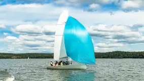 Młodzi adepci żeglarstwa nad jeziorem Dadaj - Rumszewicz Sailing - zdjęcie 2