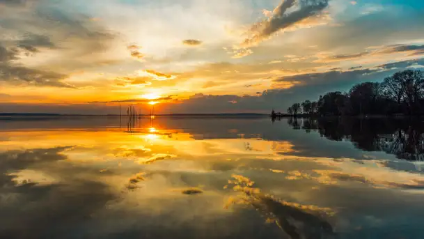 Zachód słońca nad jeziorem Niegocin, Bystry, dzika plaża, kwiecień 2025