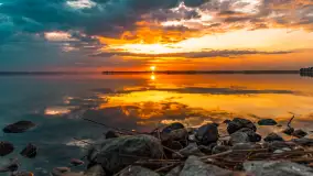 Relaksujący, kwietniowy zachód słońca nad jeziorem Dargin - zdjęcie 1