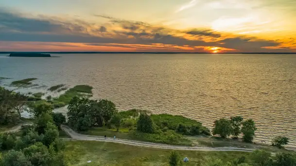 Zachód słońca nad jeziorem Śniardwy i wyspą Szeroki Ostrów, czerwiec 2025 r.