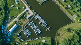 Port Mix Mamry nad jeziorem Mamry z lotu ptaka, lipiec 2025 r. - zdjęcie 5