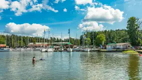 Niedzielny poranek w porcie AZS Wilkasy nad Niegocinem, lipiec 2025 r. - zdjęcie 18