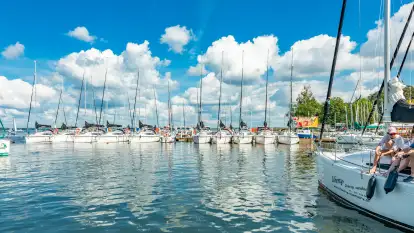 Niedzielny poranek w porcie AZS Wilkasy nad Niegocinem, lipiec 2025 r.