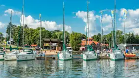 Niedzielny poranek w porcie AZS Wilkasy nad Niegocinem, lipiec 2025 r. - zdjęcie 12