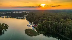 Jezioro Nidzkie i przystań OW Wodnik na fotkach  z drona, sierpień 2025 r. - zdjęcie 4