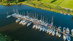 Wieczór w Marinie Górkło z drona, koniec lipca 2025 r. - zdjęcie 5