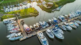 Wieczór w Marinie Górkło z drona, koniec lipca 2025 r. - zdjęcie 9