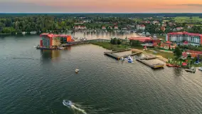 Mikołajki po zachodzie słońca z drona, sierpień 2025 r. - zdjęcie 14