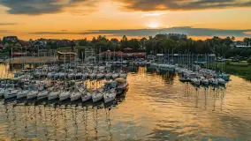 Port PTTK o zachodzie słońca z drona, sierpień 2025 r. - zdjęcie 5