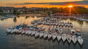 Port PTTK o zachodzie słońca z drona, sierpień 2025 r. - zdjęcie 10