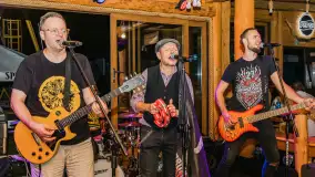 Jack Sparrow Band w tawernie Rozbitek, sierpień 2025 r. - zdjęcie 19