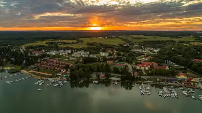 Ryn z lotu ptaka o zachodzie słońca, sierpień 2025 r.