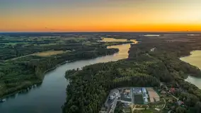 Zachód słońca z drona nad jeziorem Tajty i Piękną Góra, sierpień 2025 r. - zdjęcie 21