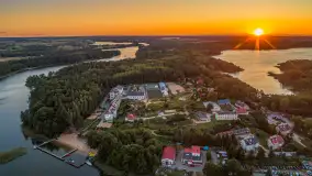 Zachód słońca z drona nad jeziorem Tajty i Piękną Góra, sierpień 2025 r. - zdjęcie 10