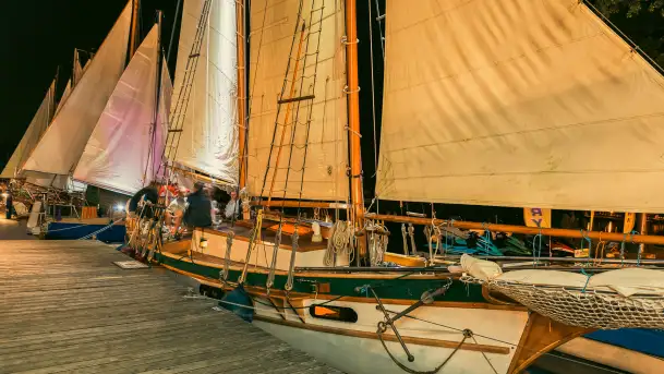 XXVI Zlot Klubu Jacht Oldtimer - nocne podniesienie żagli 2025 - zdjęcie 5