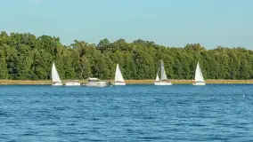 Żagle i ruch na jeziorze Kisajno, ostatnie dni lata, wrzesień 2025 r. - zdjęcie 31