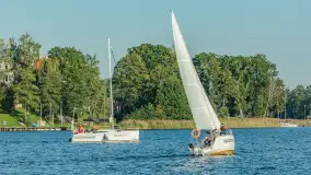 Żagle i ruch na jeziorze Kisajno, ostatnie dni lata, wrzesień 2025 r. - zdjęcie 20