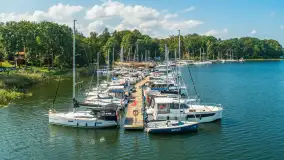 Jezioro Kisajno i port Łabędzi Ostrów na początku września 2025 r. z drona - zdjęcie 11