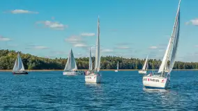 Jezioro Kisajno pełne jachtów, trwa żeglarski wrzesień 2025 - zdjęcie 8