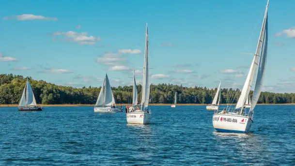 Jezioro Kisajno pełne jachtów, trwa żeglarski wrzesień 2025 - zdjęcie 8