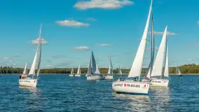 Jezioro Kisajno pełne jachtów, trwa żeglarski wrzesień 2025 - zdjęcie 3