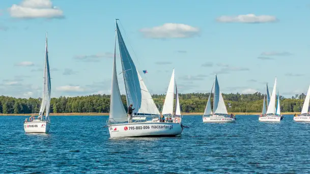 Jezioro Kisajno pełne jachtów, trwa żeglarski wrzesień 2025 - zdjęcie 10