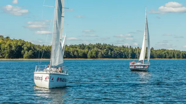Jezioro Kisajno pełne jachtów, trwa żeglarski wrzesień 2025 - zdjęcie 4