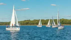 Jezioro Kisajno pełne jachtów, trwa żeglarski wrzesień 2025 - zdjęcie 25