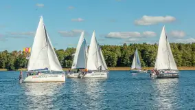 Jezioro Kisajno pełne jachtów, trwa żeglarski wrzesień 2025 - zdjęcie 12