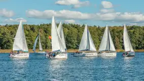 Jezioro Kisajno pełne jachtów, trwa żeglarski wrzesień 2025 - zdjęcie 2