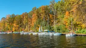 Jesienne kadry w porcie Pod Dębem, nad jeziorem Nidzkim, październik 2025 r. - zdjęcie 23