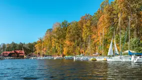 Jesienne kadry w porcie Pod Dębem, nad jeziorem Nidzkim, październik 2025 r. - zdjęcie 18