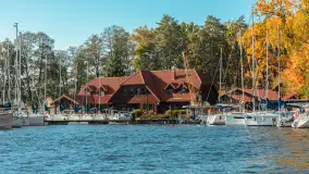 Jesienne kadry w porcie Pod Dębem, nad jeziorem Nidzkim, październik 2025 r. - zdjęcie 14