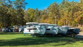 Jesienne kadry w porcie Pod Dębem, nad jeziorem Nidzkim, październik 2025 r. - zdjęcie 17